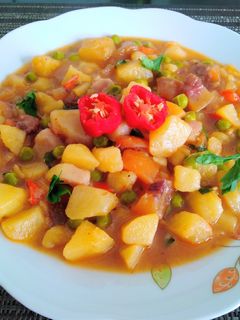 Una foto de Guiso de patitas de cerdo con legumbres y verduras👍🇵🇪