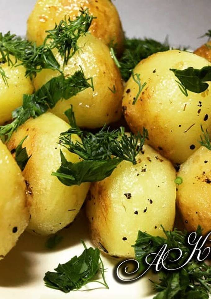 Молодой картофель на сковороде