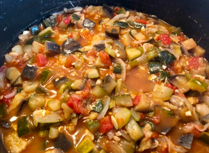 Una foto de Guiso de zapallitos, tomate y berenjenas