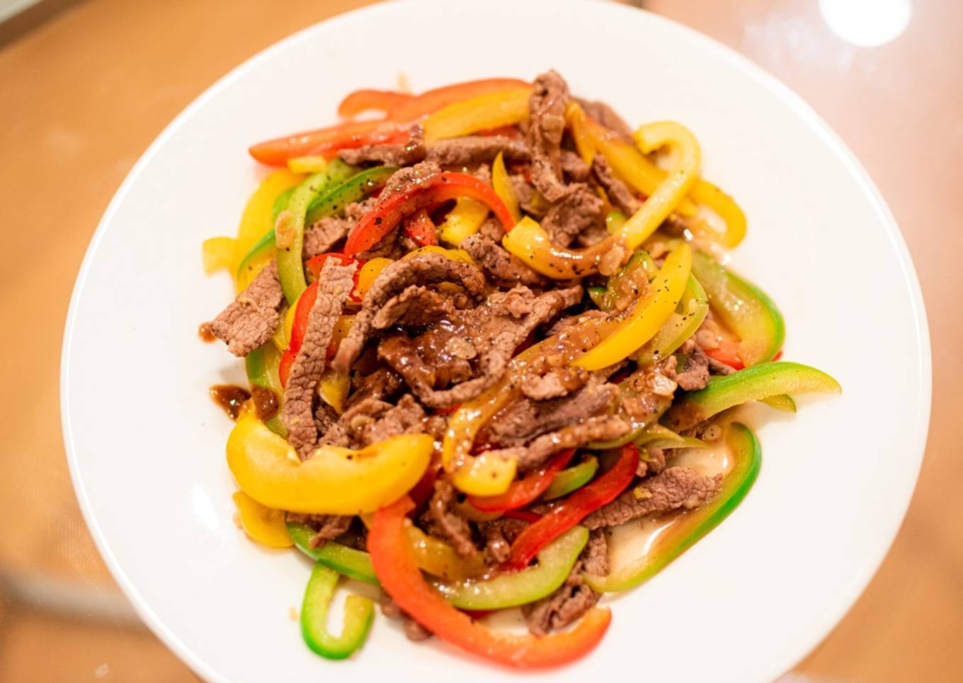 Stir-fried beef and paprika with lemon