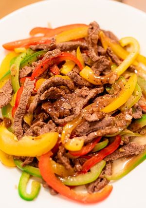 A picture of Stir-fried beef and paprika with lemon.