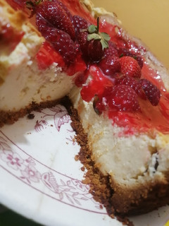 Una foto de Cheesecake con compota de frambuesas