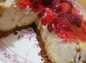 Una foto de Cheesecake con compota de frambuesas
