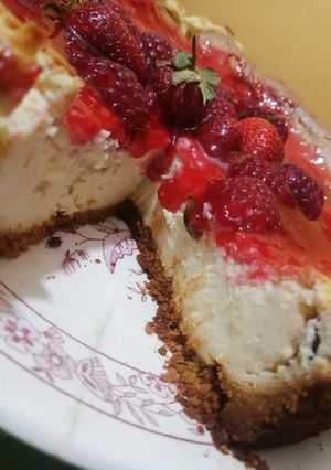 Una foto de Cheesecake con compota de frambuesas