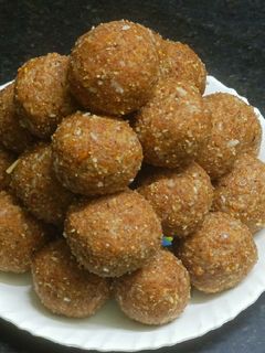डिंक लाडू (dink laddu recipe in martahi) रेसिपी चे मुख्य फोटो