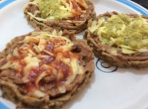 Una foto de Sopes con orruritas de carnitas, en su masa