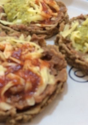 Una foto de Sopes con orruritas de carnitas, en su masa