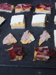 Una foto de Pan, queso, jamón, salchichón y foie gras