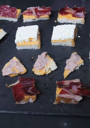 Foto principal de Pan, queso, jamón, salchichón y foie gras