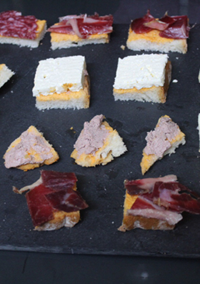 Una foto de Pan, queso, jamón, salchichón y foie gras