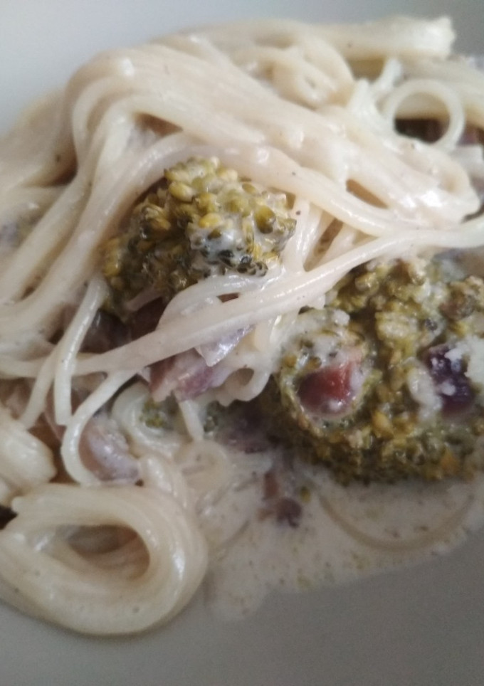 Una foto de Espaguetinis con setas y brócoli
