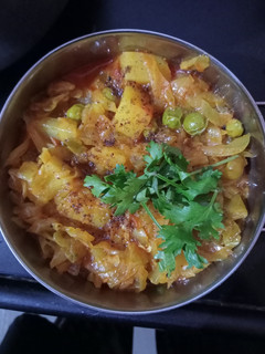 કોબી બટેટાનું શાક(Cabbage Aloo Shak Recipe in Gujarati) રેસીપી મુખ્ય ફોટો