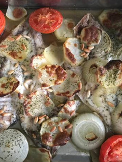 Una foto de Doradas al horno con patatas y tomate