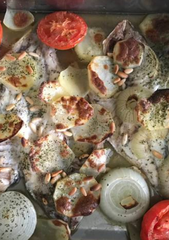 Una foto de Doradas al horno con patatas y tomate