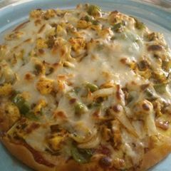 A picture of Paneer tikka pizza.