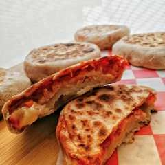 Una foto de Pizza pocket hawaiana