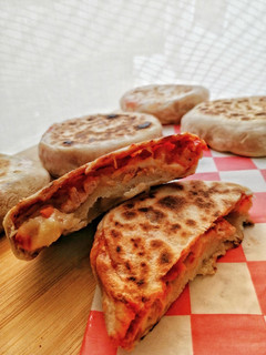 Una foto de Pizza pocket hawaiana