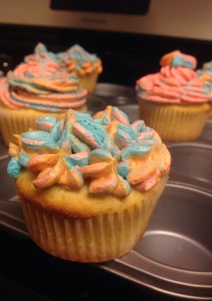 A picture of Vanilla cupcake with Buttercream frosting.