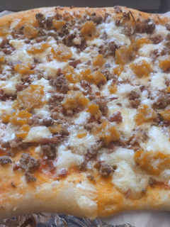 Una foto de Pizza sin amasar🥩🥓de carnes🍖y cebolla caramelizada🍕🧀🌰