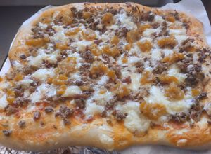 Una foto de Pizza sin amasar🥩🥓de carnes🍖y cebolla caramelizada🍕🧀🌰