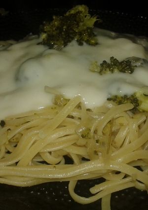 Una foto de Tallarines con salsa blanca y brócoli