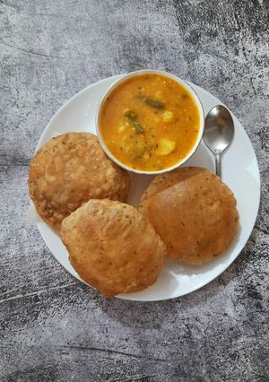 A picture of Puri (whole wheat masala puri).