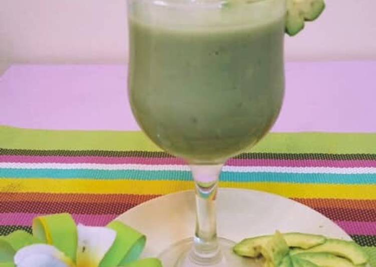 Healthy avocado kale smoothie