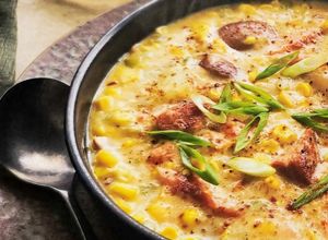 Una foto de Crema de elote con salmón ahumadoTotal 45 MIN: PARA 4 PERSONAS