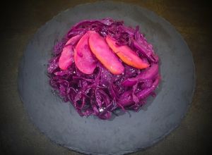 Foto di Cavolo cappuccio viola cipolla e mele in agrodolce