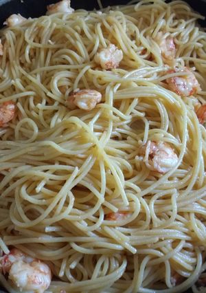 Una foto de Espaguetis al ajillo con gambón