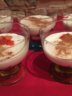 Una foto de Natillas de queso y fresas maceradas