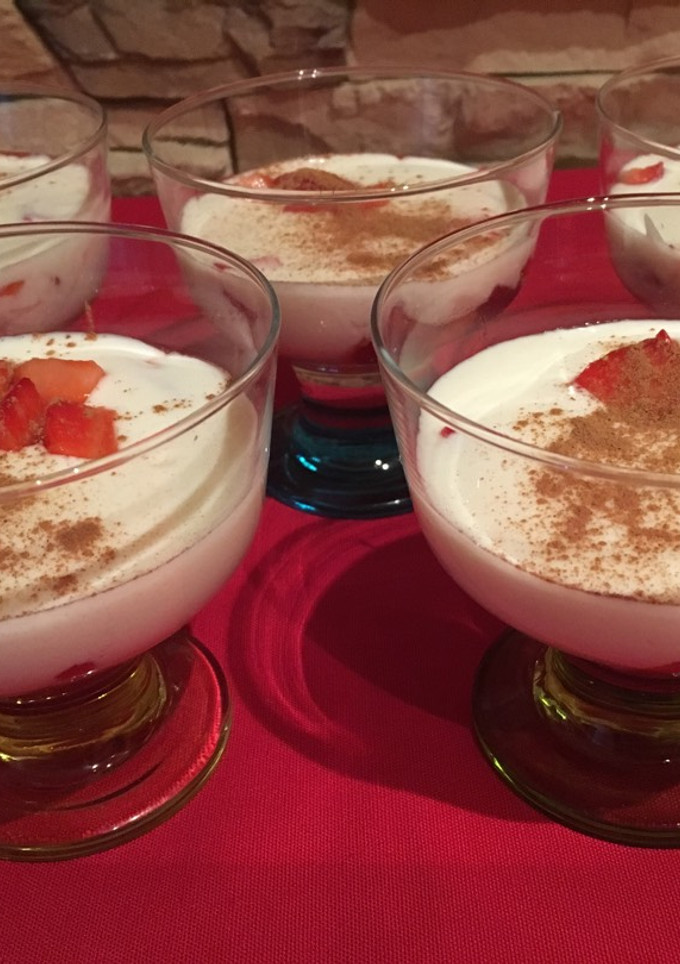 Una foto de Natillas de queso y fresas maceradas