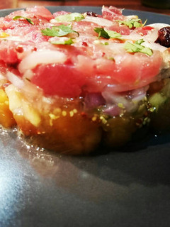 Una foto de Tartár de atún con mango