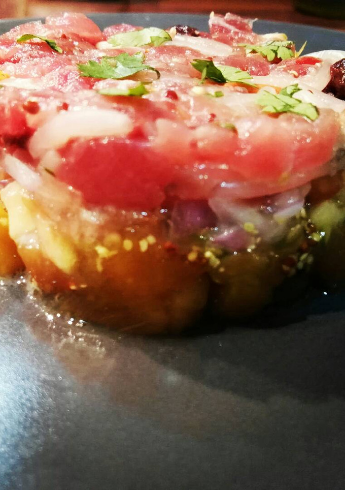 Una foto de Tartár de atún con mango