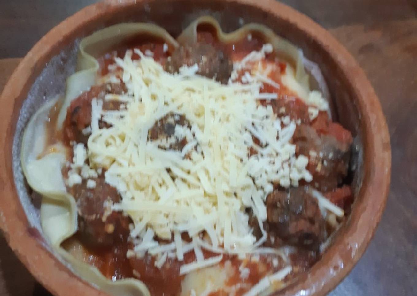 Lasagna de ricotta, jamón y albondiguitas