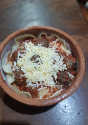 Una foto de Lasagna de ricotta, jamón y albondiguitas