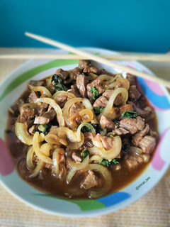 Una foto de Pad Kra-Prao Nua -salteado Thai de ternera con albahaca-