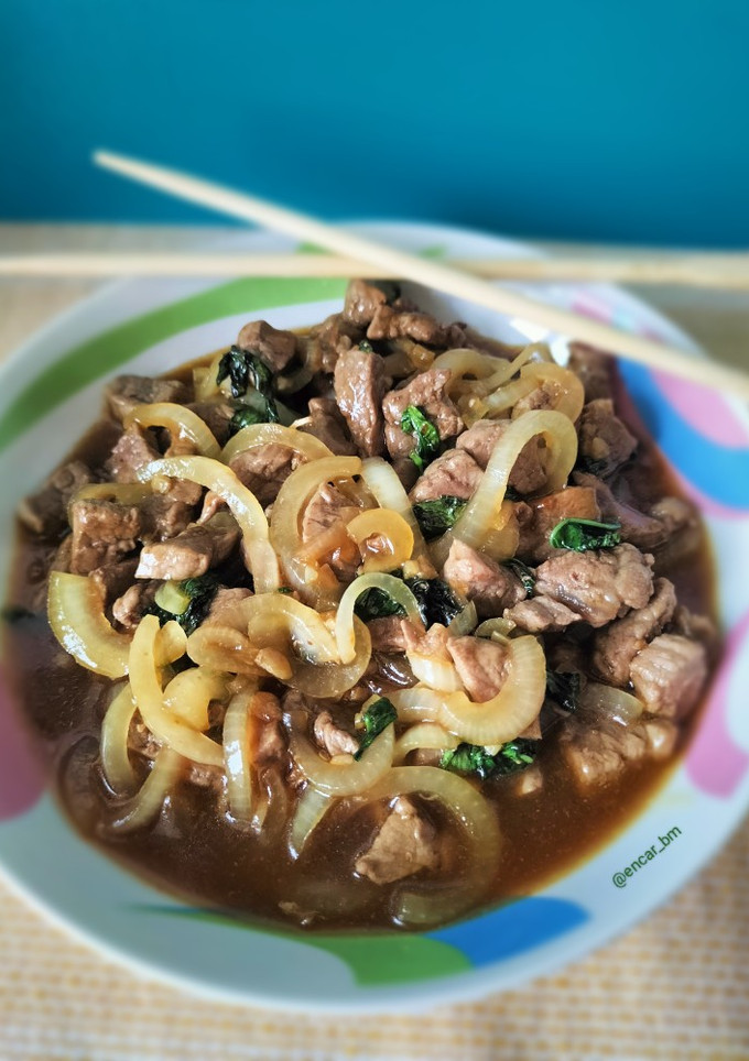 Una foto de Pad Kra-Prao Nua -salteado Thai de ternera con albahaca-