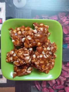 मूंगफली और गुड़ की चिक्की (mungfali aur gur ki chikki recipe in Hindi) रेसिपी मुख्य फोटो