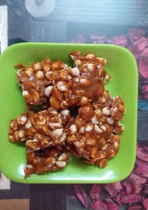 मूंगफली और गुड़ की चिक्की (mungfali aur gur ki chikki recipe in Hindi) रेसिपी मुख्य फोटो