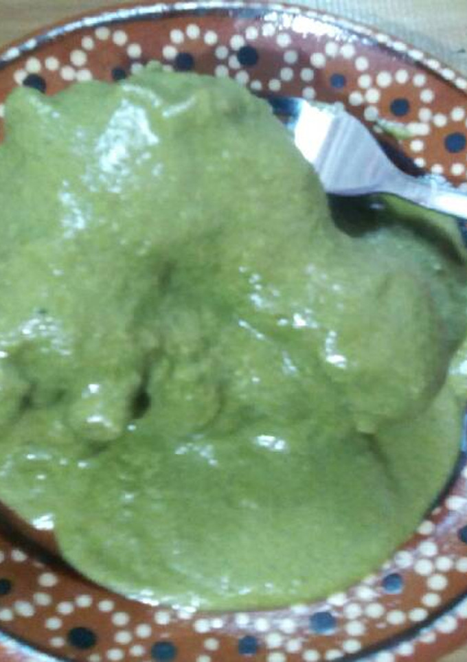 Una foto de Chamorro en mole verde