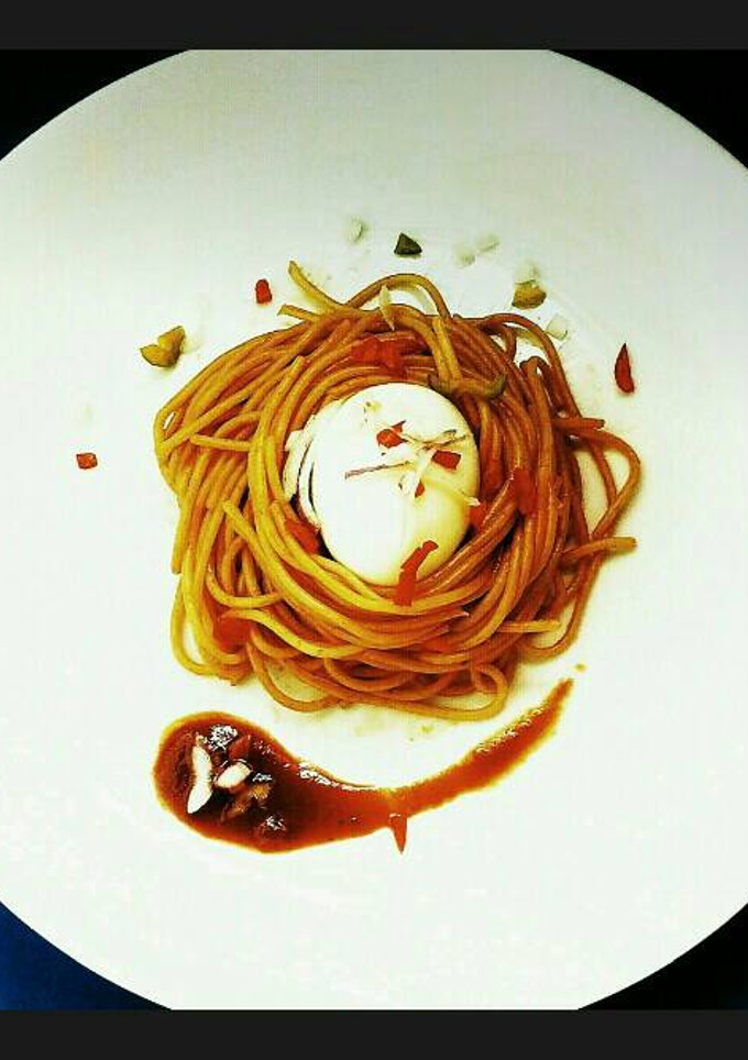 A picture of Boiled Egg in a Spaghetti nest.