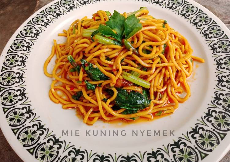 Mie kuning nyemek