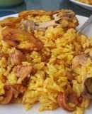 Arroz con pollo y salchicha a la carmencita