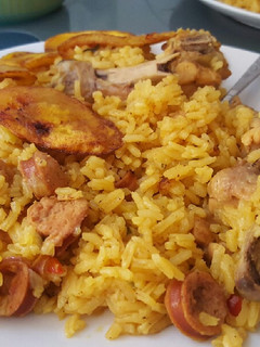 Una foto de Arroz con pollo y salchicha a la carmencita