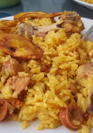 Una foto de Arroz con pollo y salchicha a la carmencita