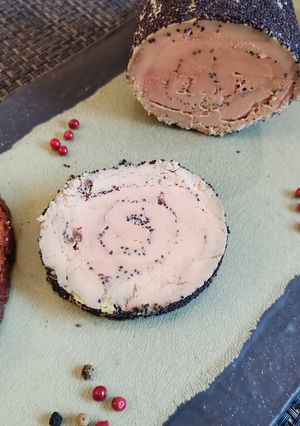 Une photo de Bûche de Foie Gras au Pavot et Baies Roses