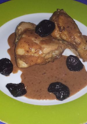 Una foto de Pollo con ciruelas pasas