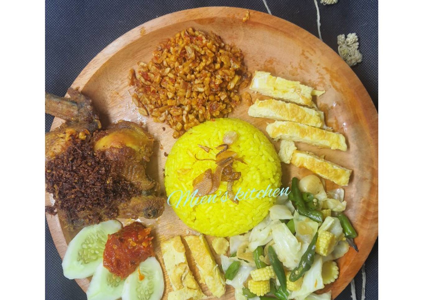 Nasi kuning rice cooker nan legit