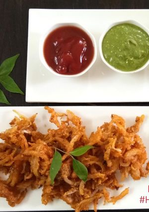 A picture of Schezwan Onion Fritters.